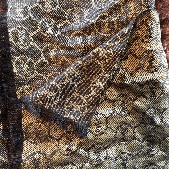 Michael Kors MK Design Scarf/Wrap - Picture 3 of 3